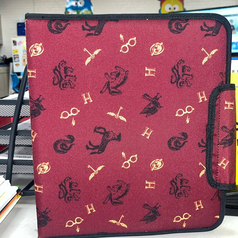 Harry Potter binder w/matching pencil bag.
Great condition. No rips/tears. - Picture 2 of 7